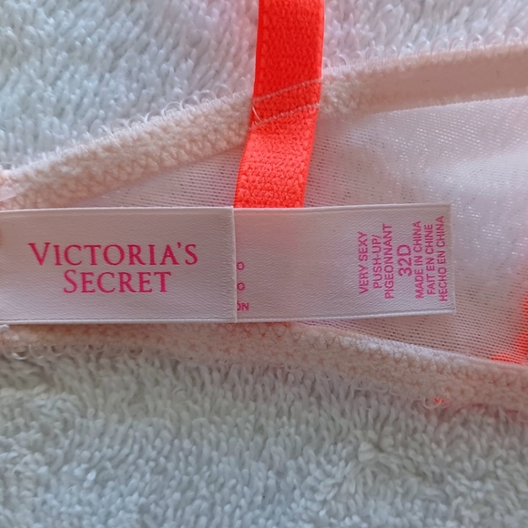 Victoria's Secret Push Up Padded Bra, Size 32D - Picture 15 of 16